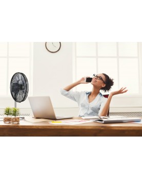 Ventilador Airos Eco Silent SW señora en su casa disfrutándolo