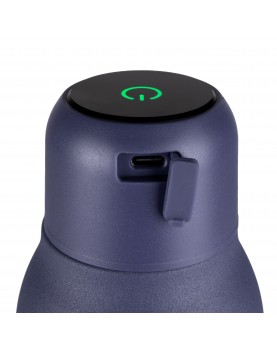 botella de agua encendida y cargador