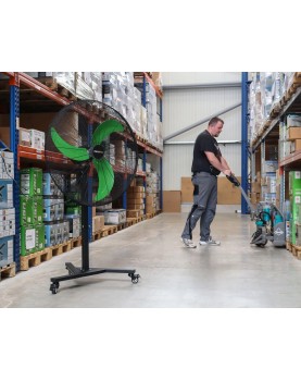 Ventilador de pedestal móvil en almacén altura media