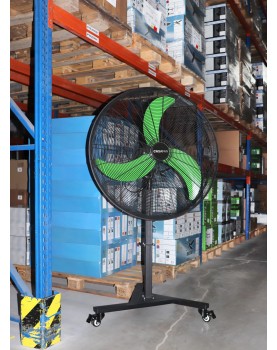 Ventilador de pedestal móvil en empresa